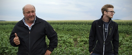 Vater und Sohn stehen auf einem Feld